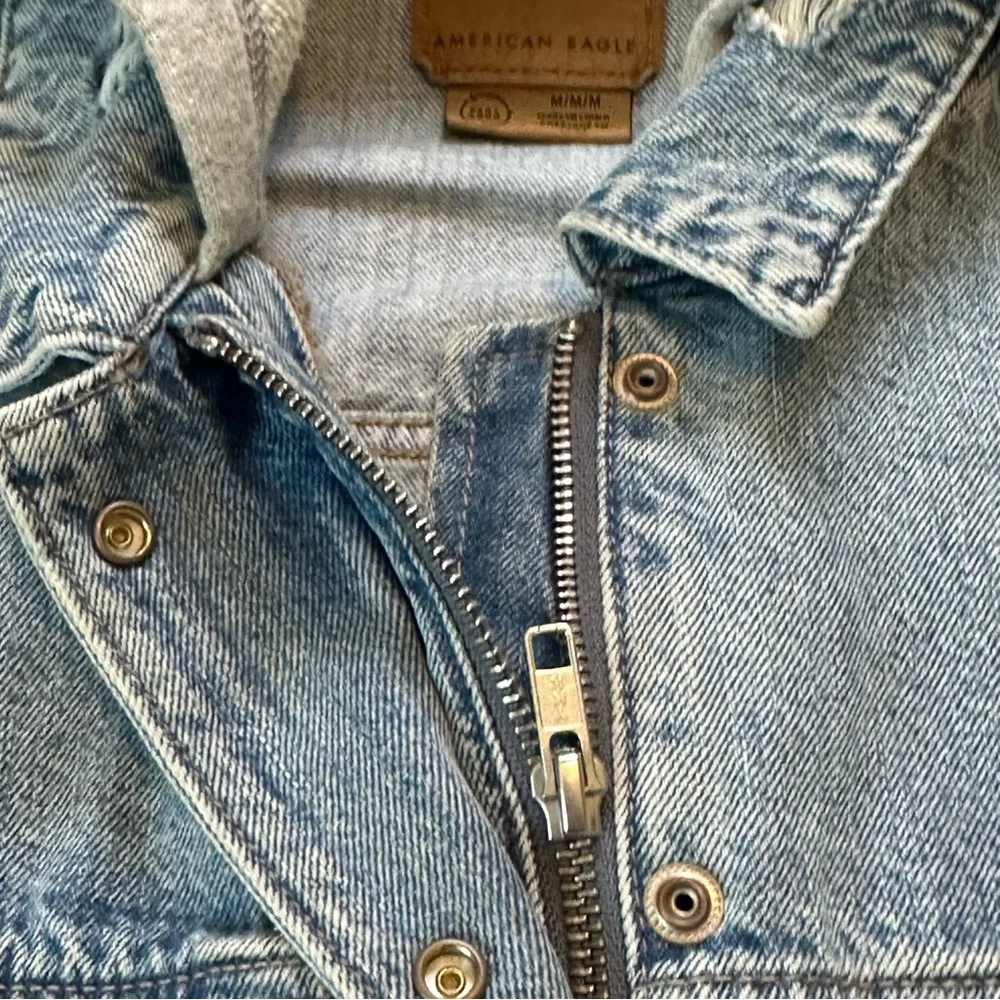 🔆 AMERICAN EAGLE Cropped Raw Hem Hooded Distressed Denim Jean Jacket Size Medium - Picture 6 of 10